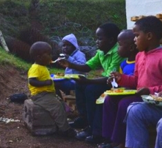 children eating
                  2